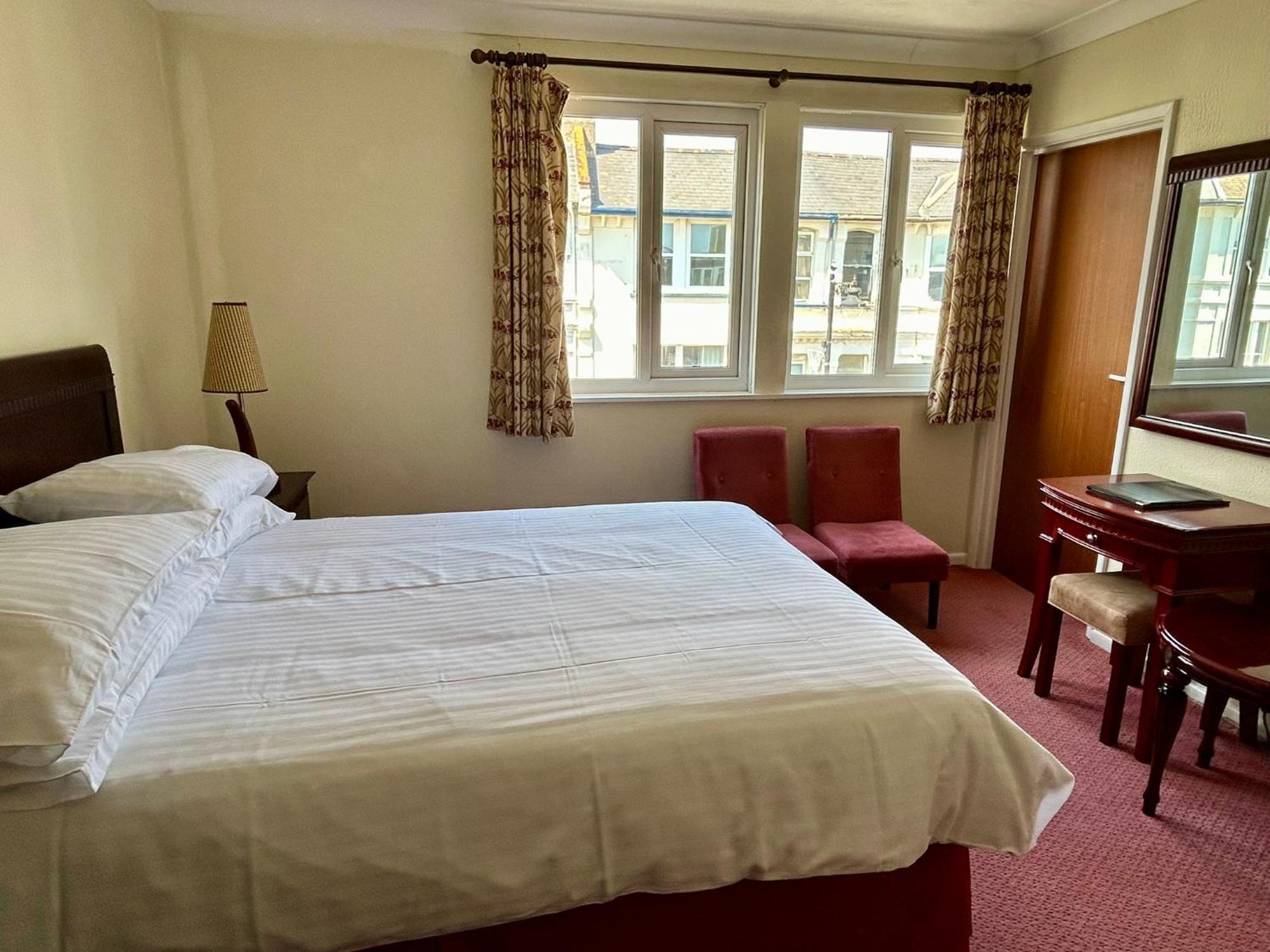 Regent Court - Seafront, Sandown - Free Car Ferry For Bookings Of 3 Or More Nights, Subject To Availability Room photo