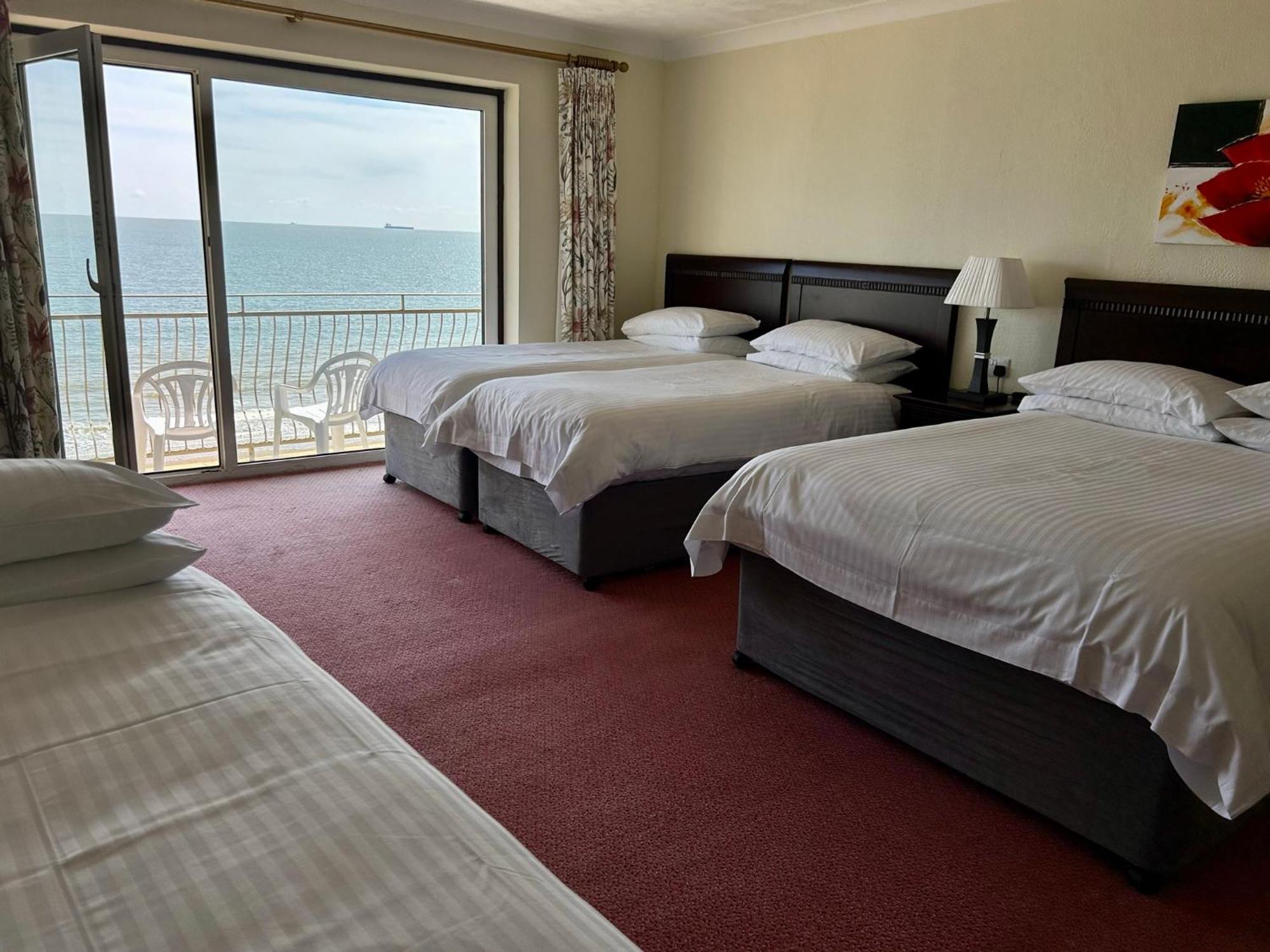 Regent Court - Seafront, Sandown - Free Car Ferry For Bookings Of 3 Or More Nights, Subject To Availability Room photo